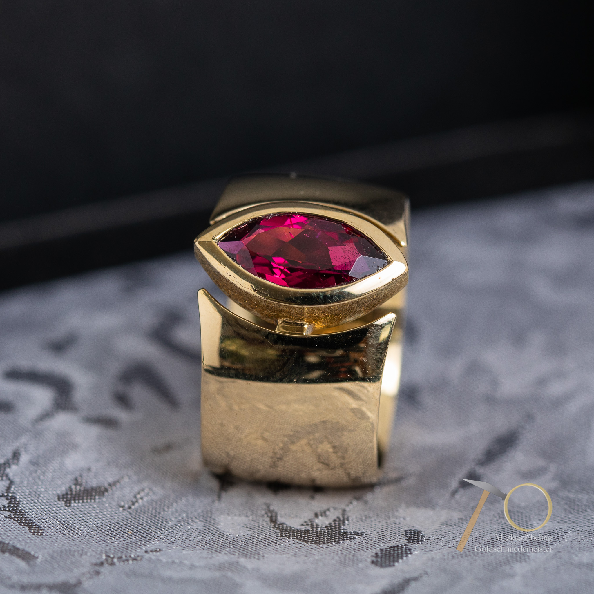 R 69, Bild 1, Ring mit rotem Turmalin, Gelbgold, Goldschmied-Ebeling-Bonn, 1x1, Foto van Walsem